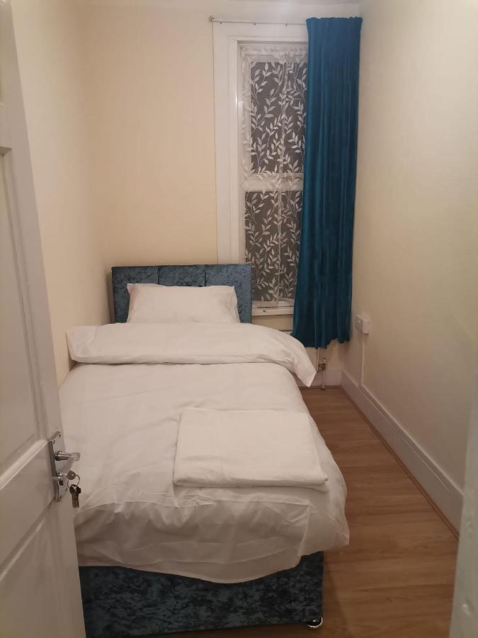 Single Bedroom Near London Seven Kings Train Station Ilford Exterior foto